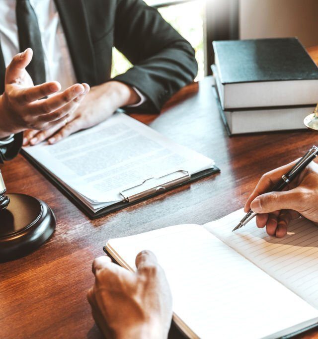 Judges male lawyers Consultation of businessmen legal services Consulting in regard to the various contracts to plan the case in court.